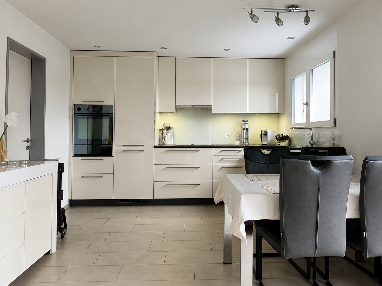 Zweites Badezimmer der Ferienwohnung Luxenweid mit Waschmaschine und Trockner