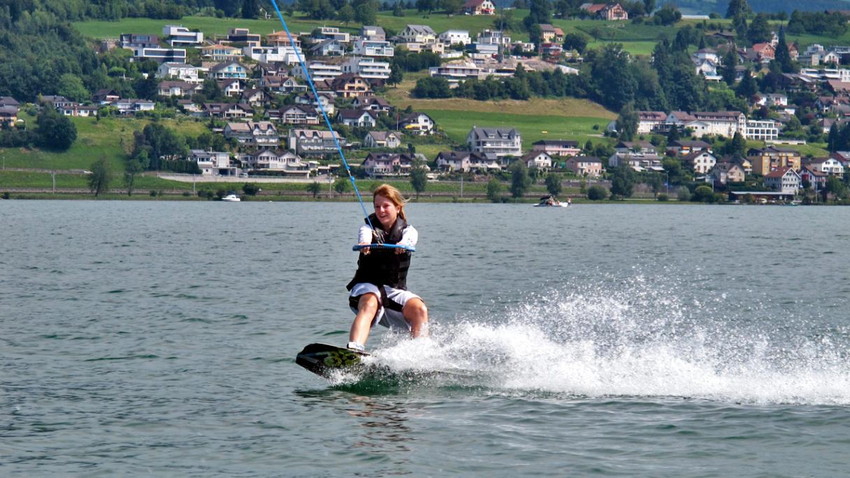 Wakeboarding auf dem Zürichsee mit dem Wasserskiclub Lachen
