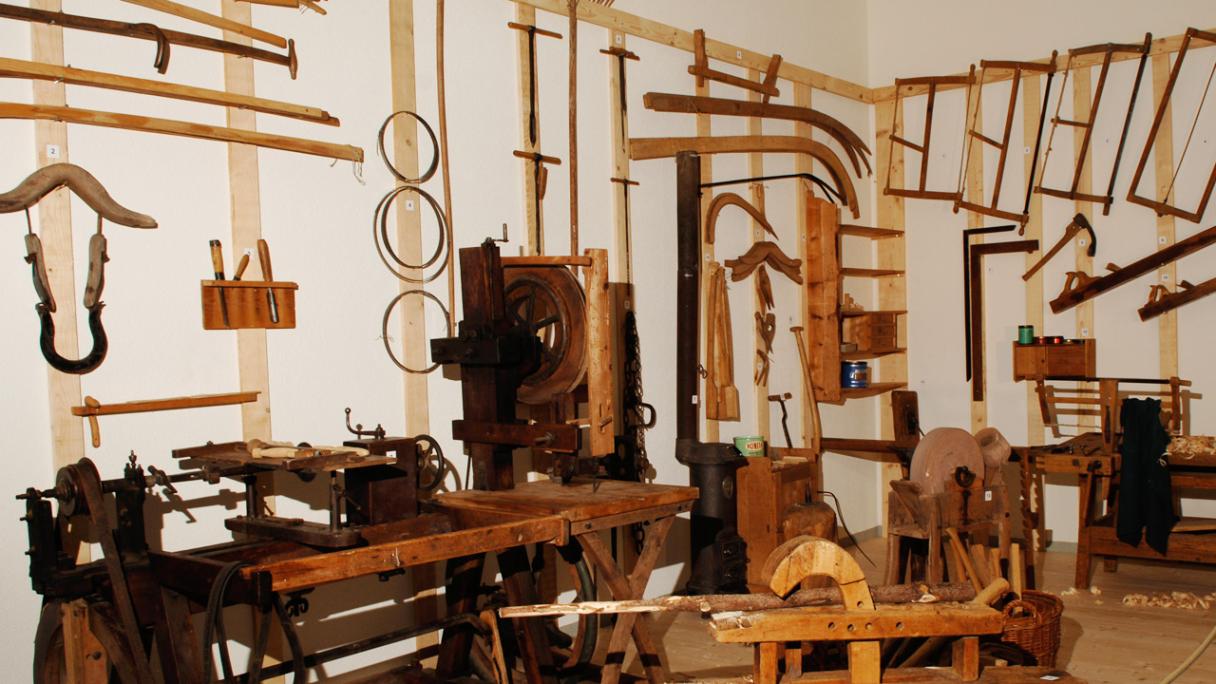Ausstellung von traditionellem Handwerkzeug im Marchmuseum Rempen