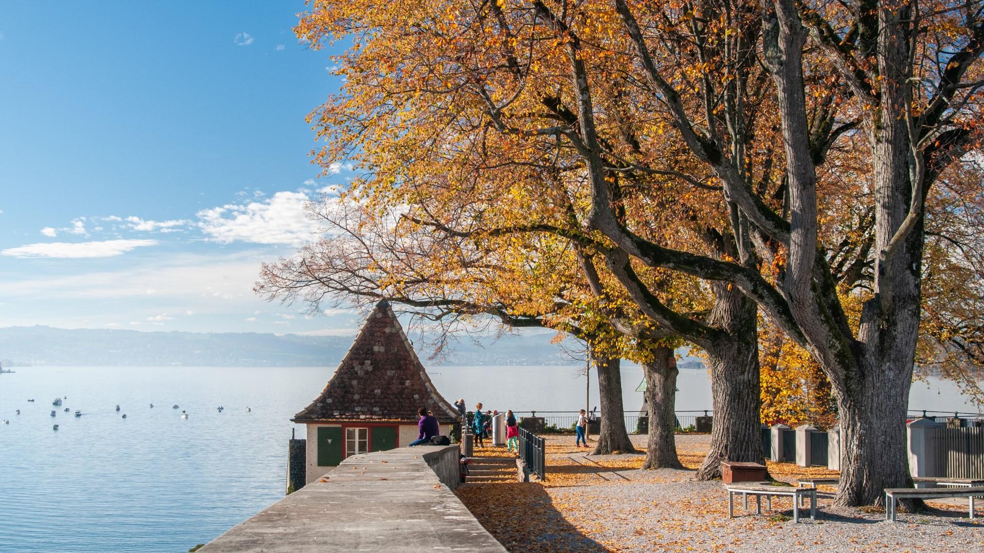 Vom Lindenhof geniesst man eine wundervolle Aussicht auf den Zürichsee