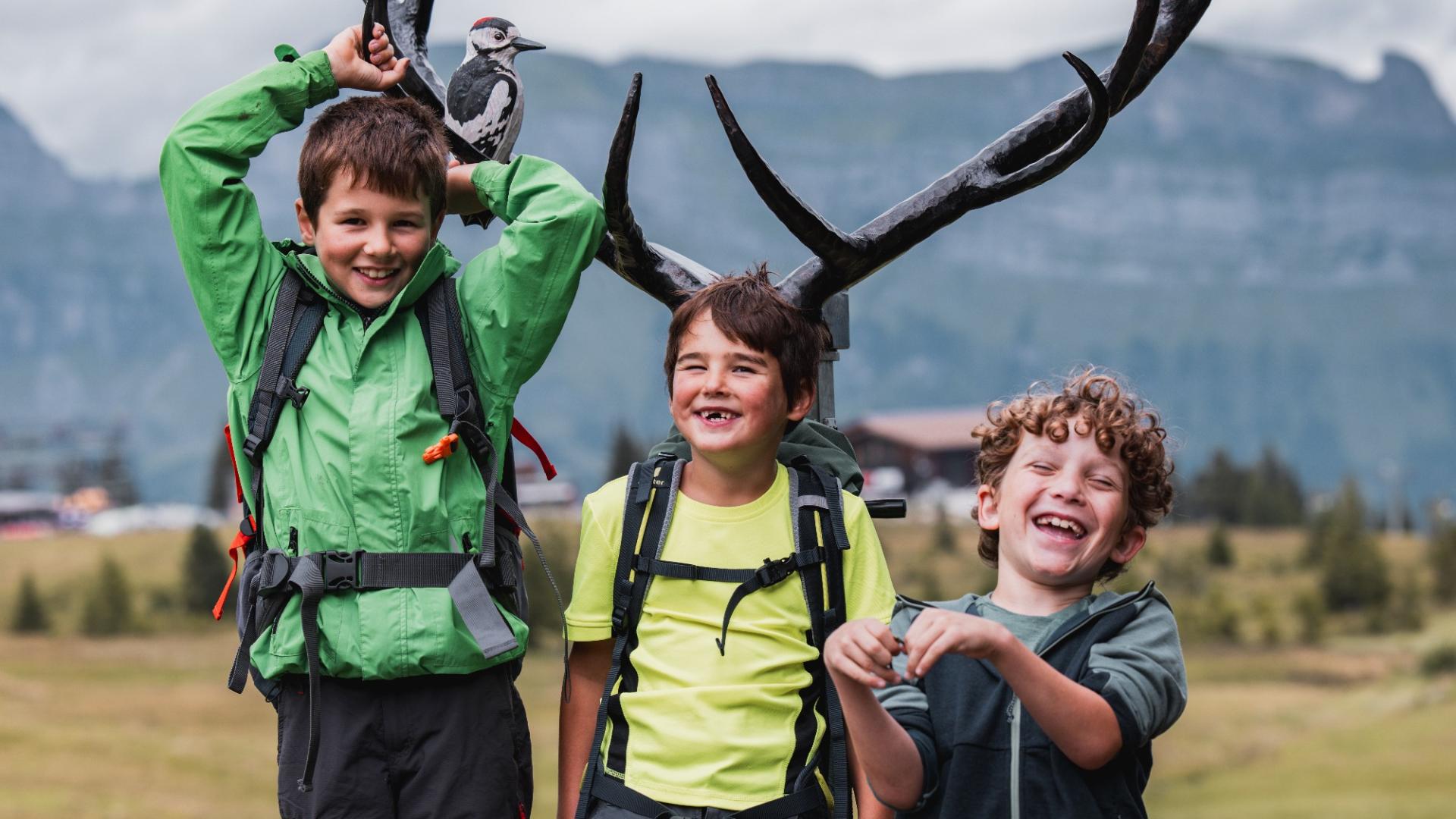 Fröhliche Kinder während ihres Abenteuers auf dem Rohan Rothirsch Erlebnisweg