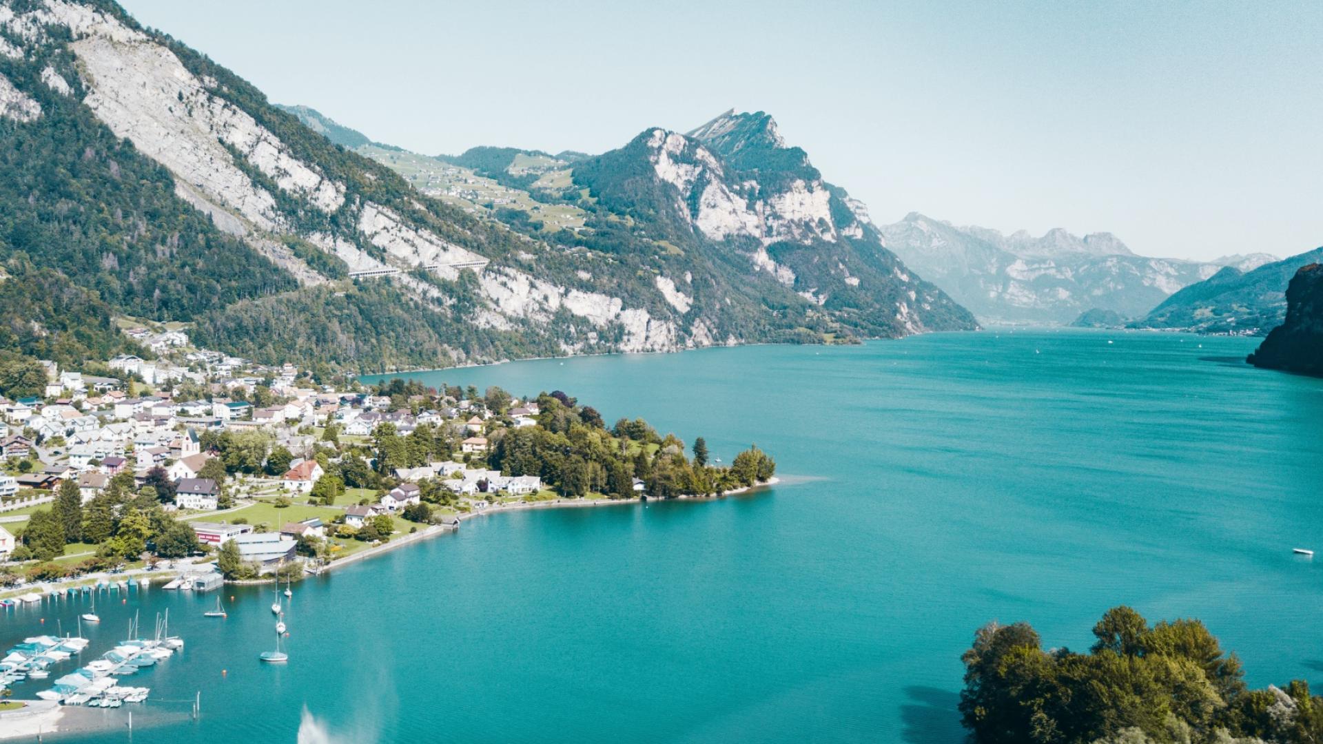 Luftaufnahme See mit Bergen