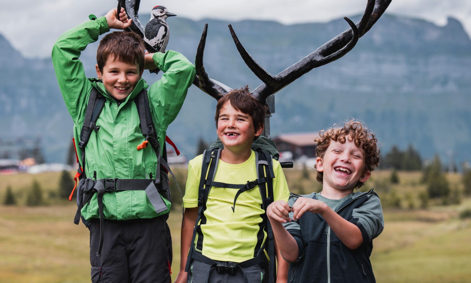 Fröhliche Kinder während ihres Abenteuers auf dem Rohan Rothirsch Erlebnisweg