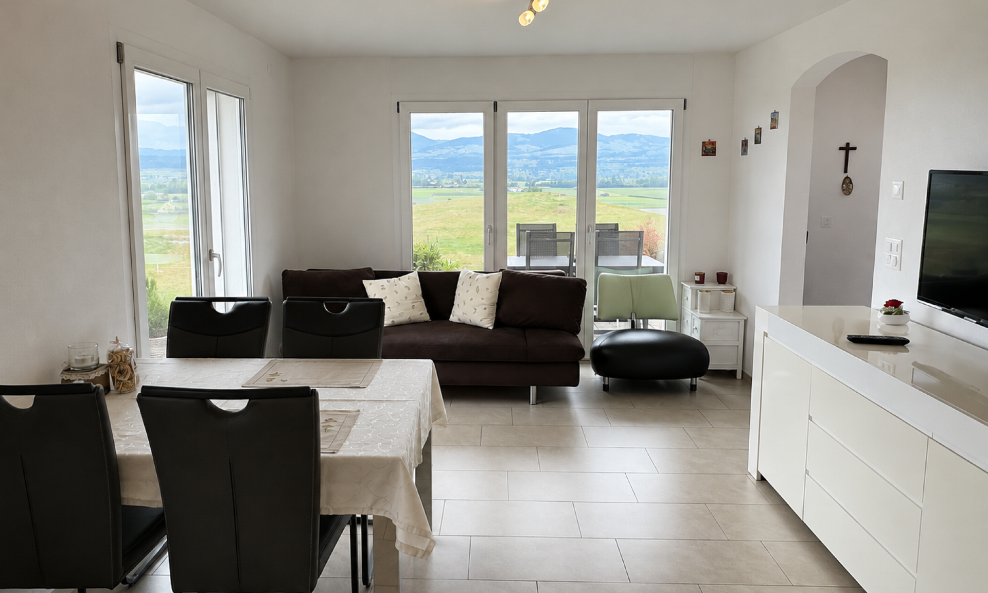 Wohn- und Essbereich der Ferienwohnung Luxenweid mit Panoramablick auf die Voralpen