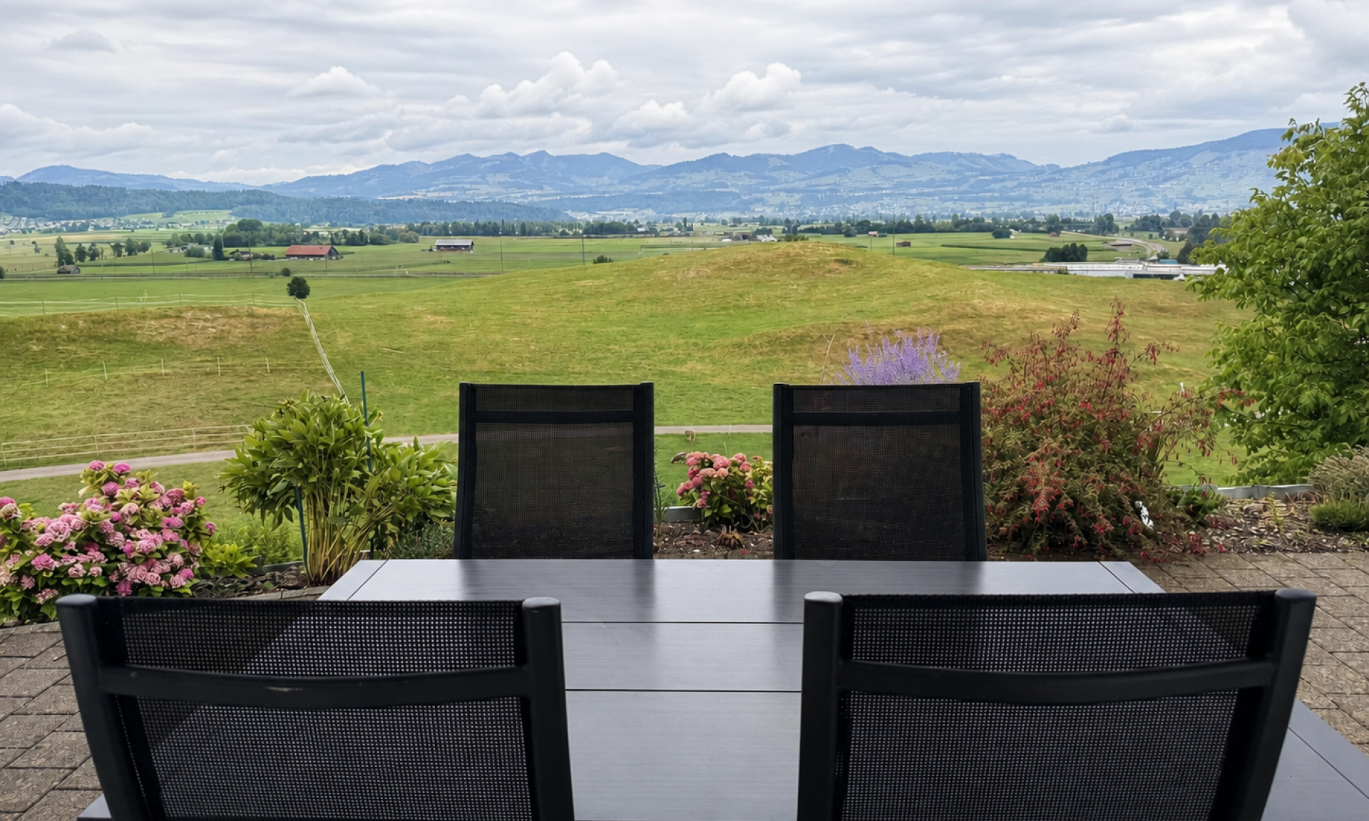 Terrasse der Ferienwohnung Luxenweid mit Sitzgruppe und Panoramablick auf die Region Zürichsee