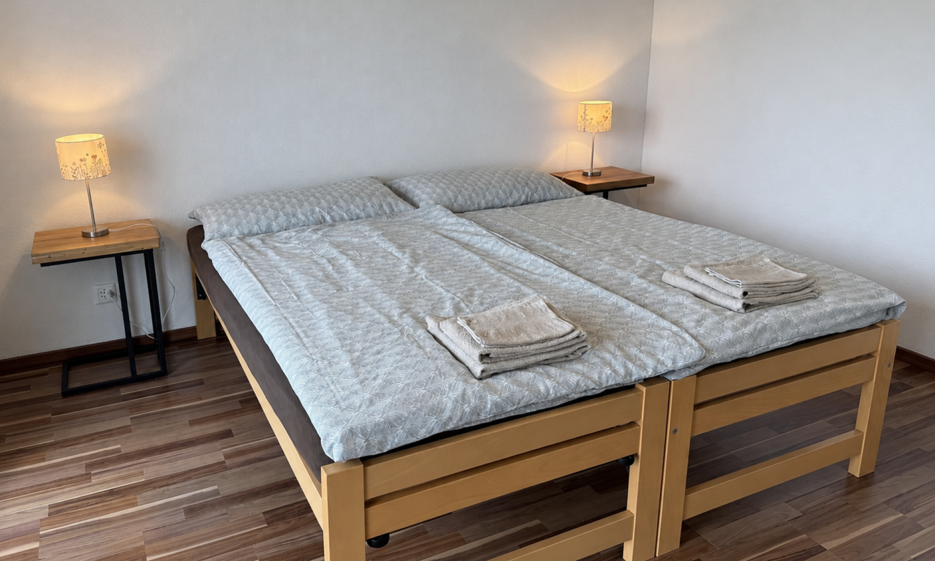 Schladzimmer Ferienwohnung Luxenweid mit Doppelbett und Nachttischlampen