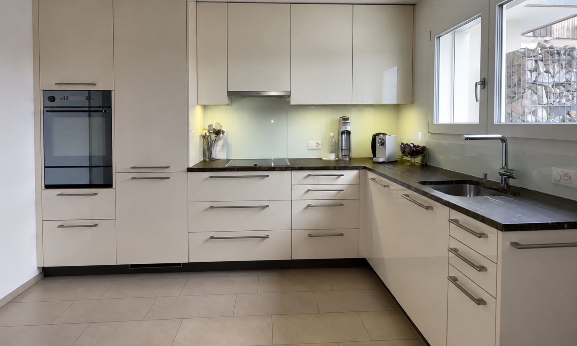 Voll ausgestattete Küche der Ferienwohnung Luxenweid mit Kochfeld und Spüle