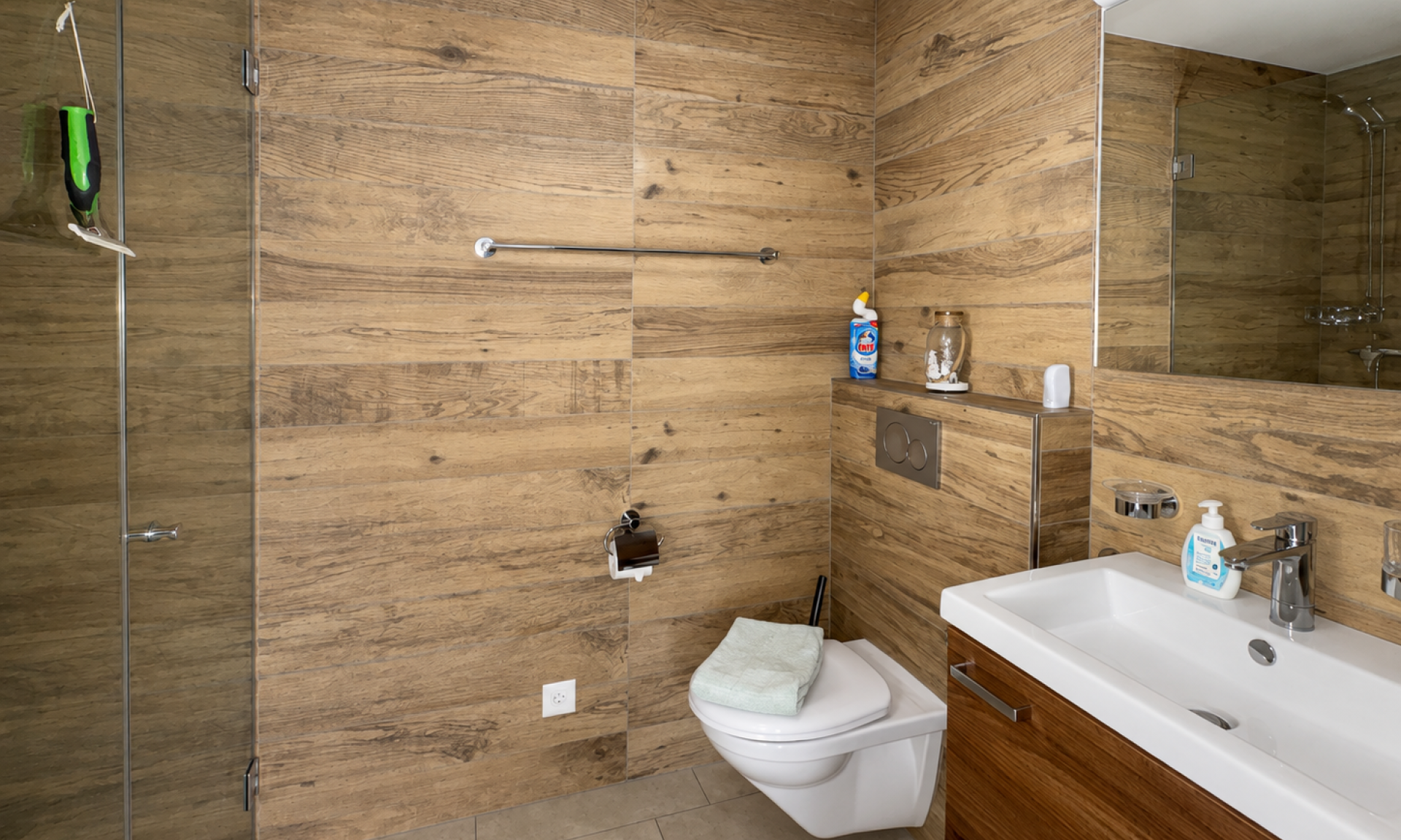 Badezimmer der Ferienwohnung Luxenweid mit Dusche und WC