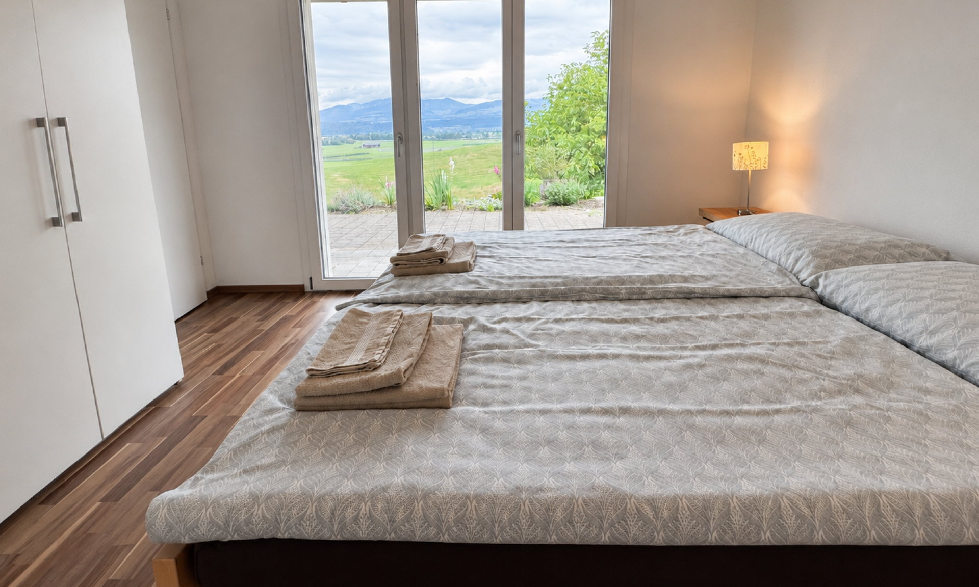 Schlafzimmer der Ferienwohnung Luxenweid mit Doppelbett und Ausgang zur Terrasse