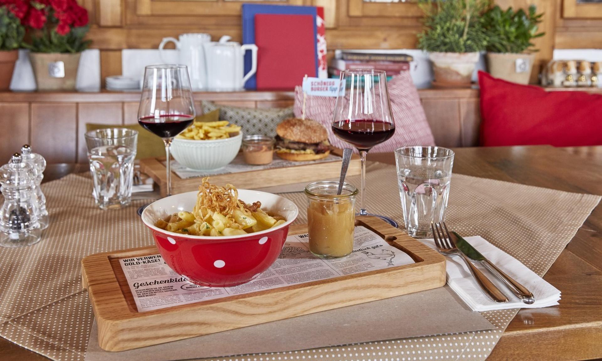 Serviervorschlag mit Pasta und Burger auf der Panoramaterrasse der Wirtschaft Schönegg
