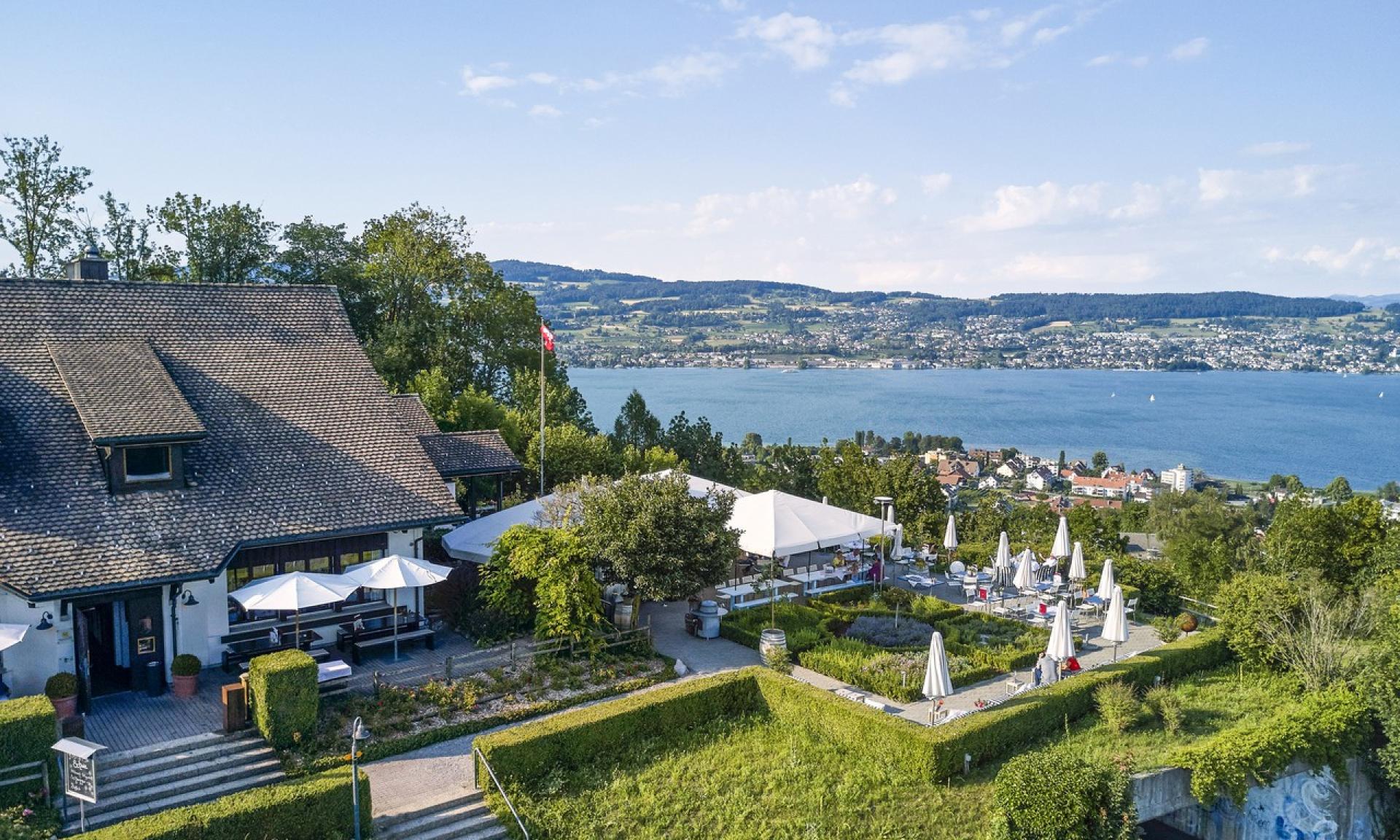 Aussenansicht der Wirtschaft Schönegg mit Terrasse und Panoramablick auf den Zürichsee