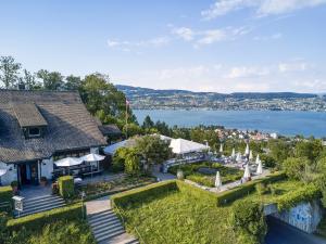 Aussenansicht der Wirtschaft Schönegg mit Terrasse und Panoramablick auf den Zürichsee