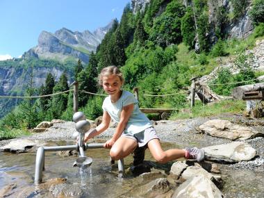 Kind auf dem Zwerg-Bartli-Erlebnisweg in Braunwald