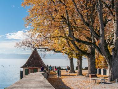 Vom Lindenhof geniesst man eine wundervolle Aussicht auf den Zürichsee