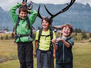Fröhliche Kinder während ihres Abenteuers auf dem Rohan Rothirsch Erlebnisweg