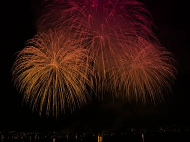 Funkelndes Feuerwerk erleuchtet den dunklen Nachthimmel über dem Lachner Hafen