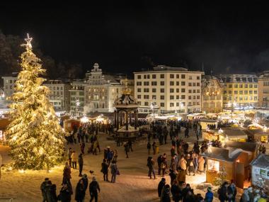 Einsiedler Weihnachtsmarkt mit Adventlichtern und Tannenbaum