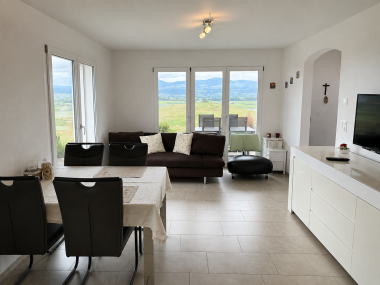 Wohn- und Essbereich der Ferienwohnung Luxenweid mit Panoramablick auf die Voralpen