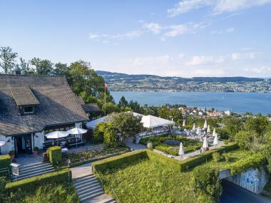 Aussenansicht der Wirtschaft Schönegg mit Terrasse und Panoramablick auf den Zürichsee