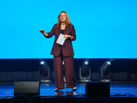 Moderatorin Nicole Simmen am Tourismus Forum Zürichsee 2026